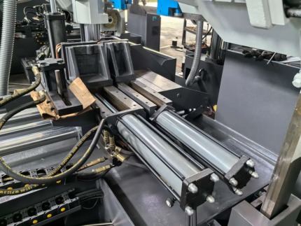 Фото 5 - MetalTec MBS 530 CА автоматический колонный ленточнопильный станок.